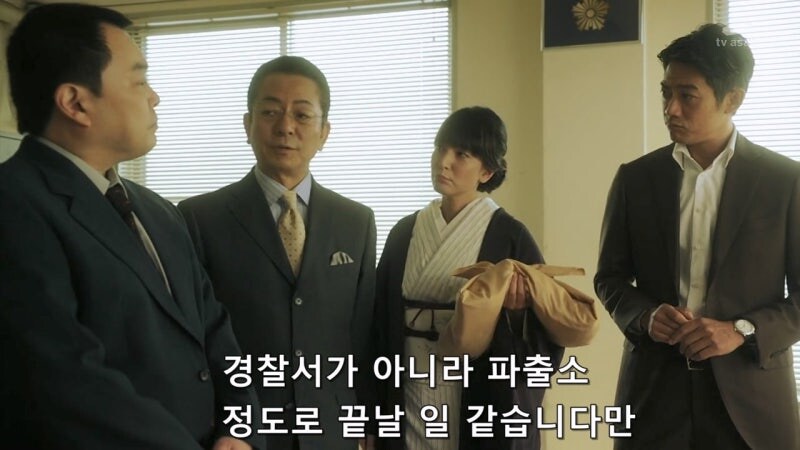 거동이 수상하다는 이유로 여자를 끌고간 경찰관_8.jpg