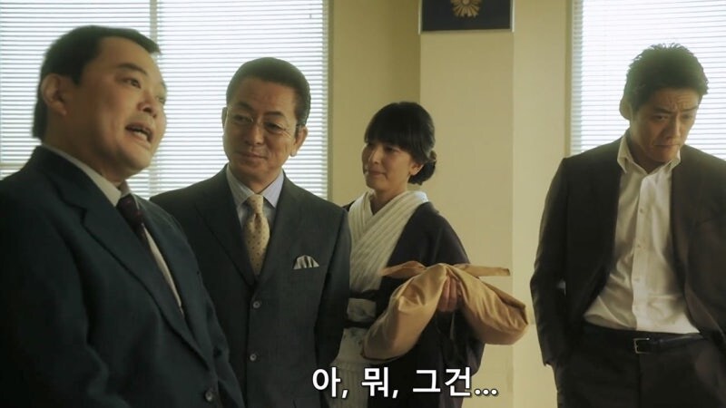 거동이 수상하다는 이유로 여자를 끌고간 경찰관_9.jpg