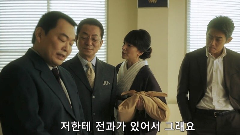 거동이 수상하다는 이유로 여자를 끌고간 경찰관_10.jpg