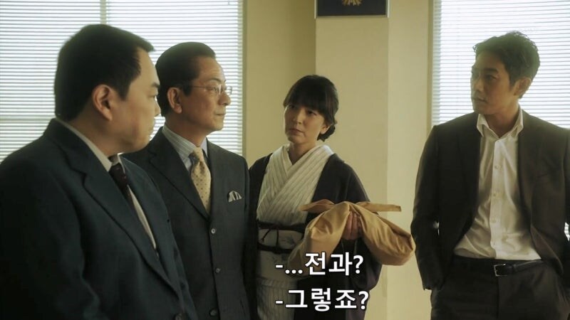 거동이 수상하다는 이유로 여자를 끌고간 경찰관_11.jpg