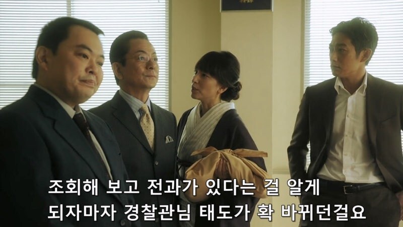 거동이 수상하다는 이유로 여자를 끌고간 경찰관_12.jpg