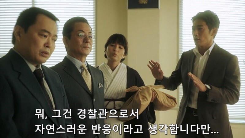 거동이 수상하다는 이유로 여자를 끌고간 경찰관_13.jpg