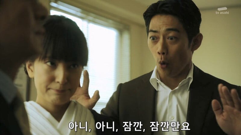 거동이 수상하다는 이유로 여자를 끌고간 경찰관_14.jpg