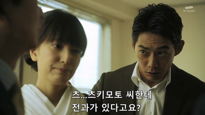 거동이 수상하다는 이유로 여자를 끌고간 경찰관_15.jpg
