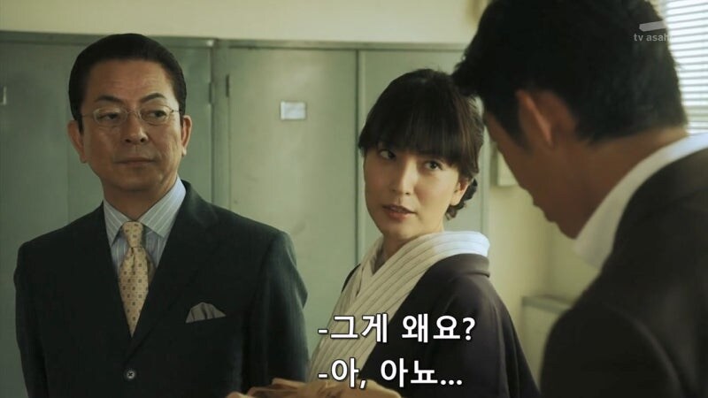 거동이 수상하다는 이유로 여자를 끌고간 경찰관_16.jpg