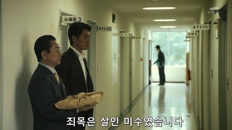 거동이 수상하다는 이유로 여자를 끌고간 경찰관_17.jpg