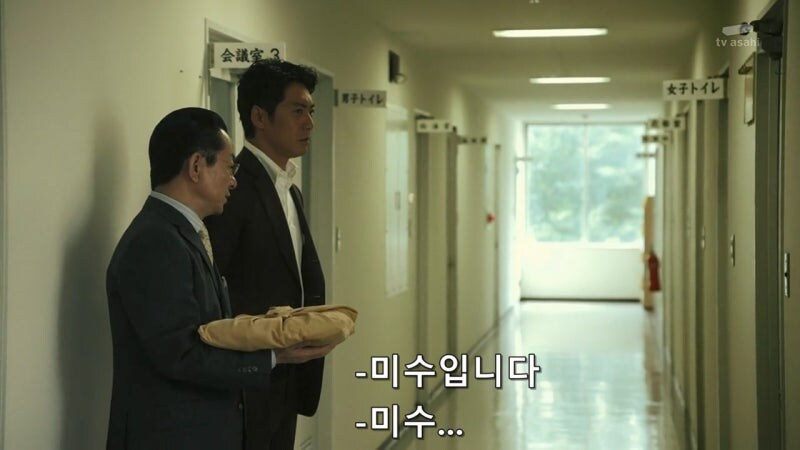 거동이 수상하다는 이유로 여자를 끌고간 경찰관_19.jpg