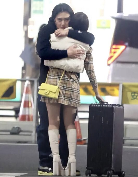 일본 주간지에 실린 남자배우의 모습_2.jpg