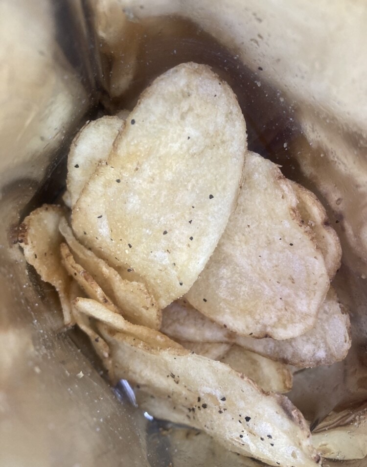 무뚝뚝 감자칩 섭취_1.jpg