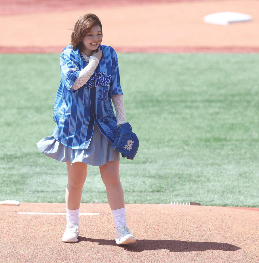 어제 시노자키 아이 시구모습_2.jpg