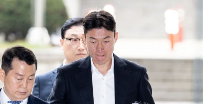 대한민국 간판스트라이커, 팀의 기둥, 팀의 중심, 축구선수는 바로._2.png