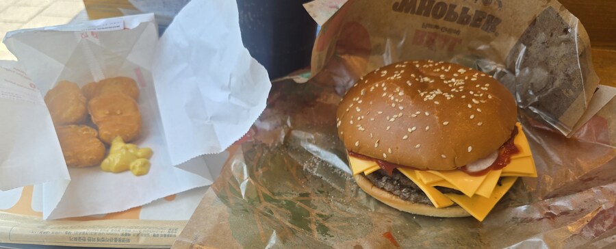 혼자 버거킹에 치즈버거 먹으러 왔다_1.jpg