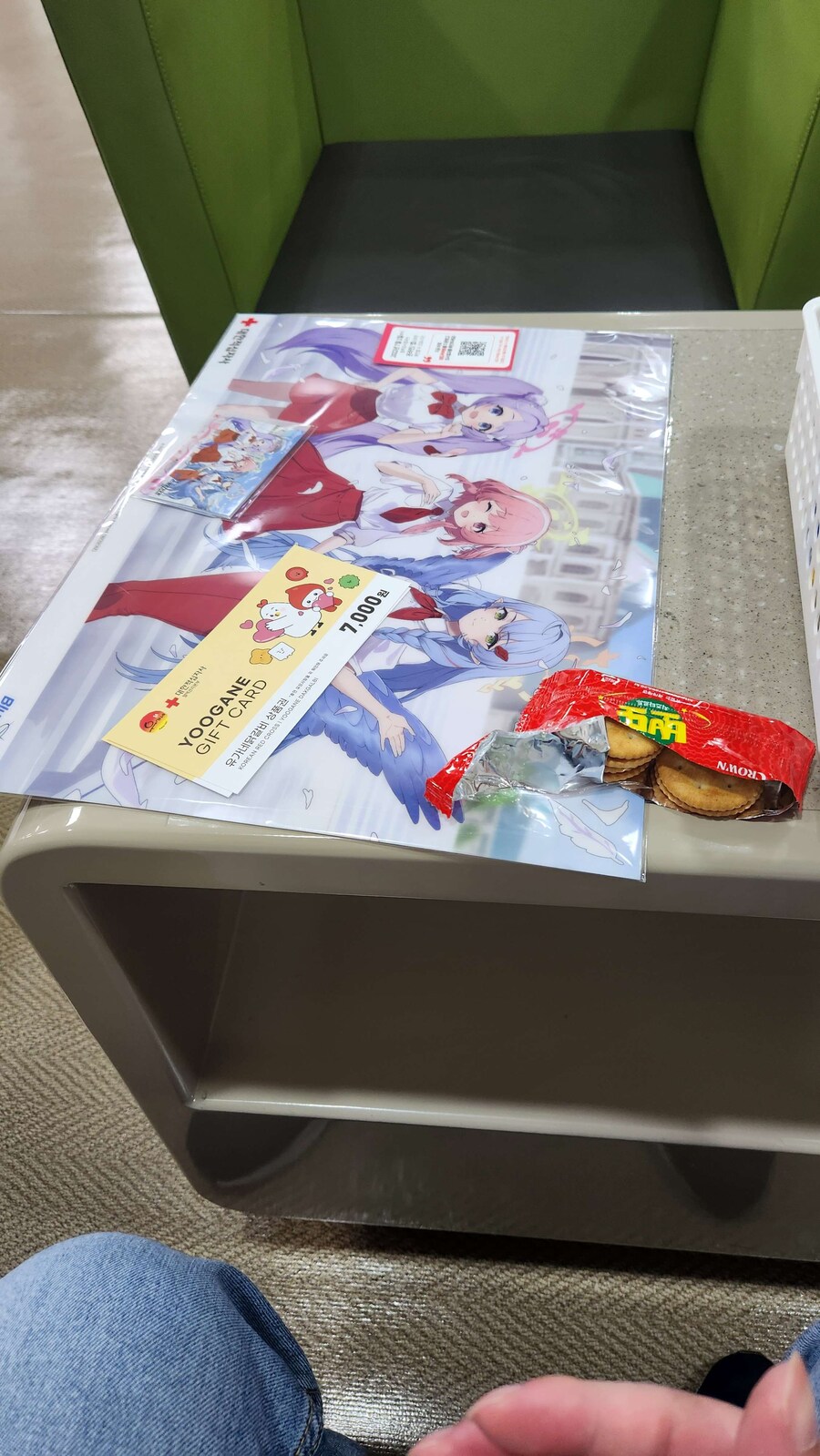 블루아카)헌혈하러 갔다가 굿즈 사이즈가 기겁함_1.png