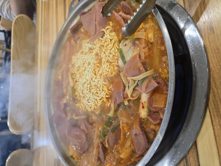 직장내 무능력 유게이 혼자 부대찌개 먹으러 왔다.._1.jpg