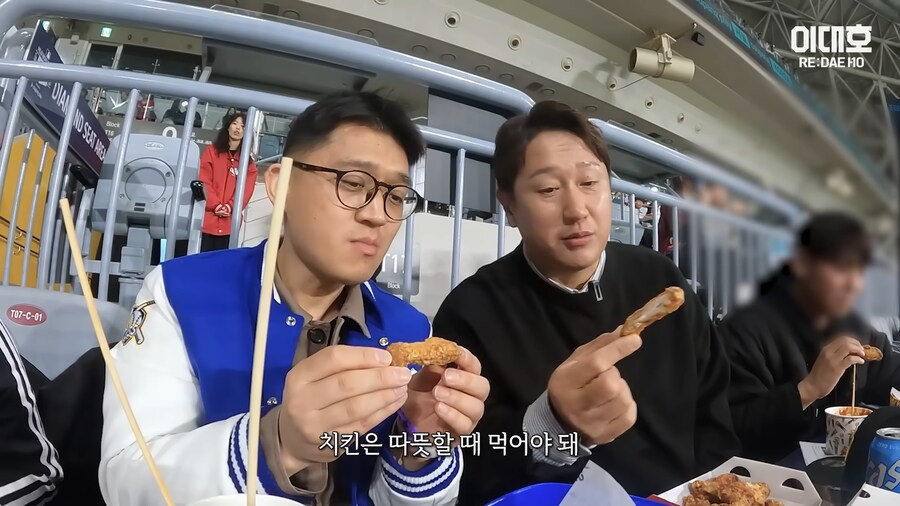직관갔다가 야구장 중계에 잡혀버린 이대호_2.png