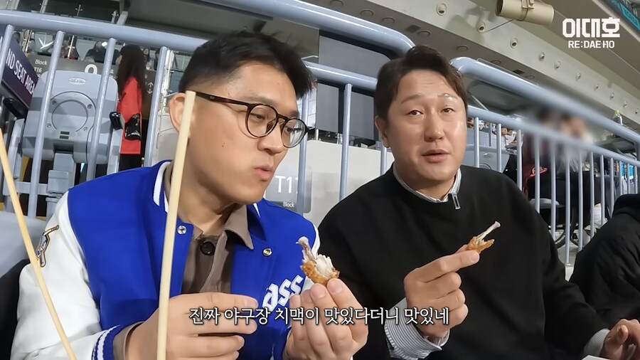 직관갔다가 야구장 중계에 잡혀버린 이대호_4.png