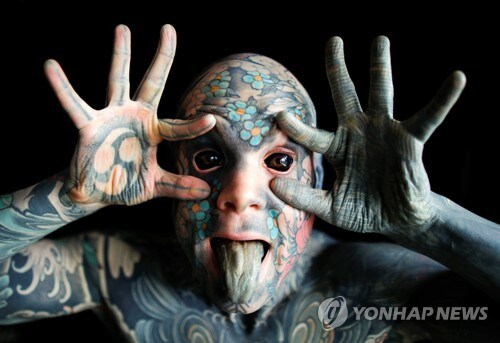 문신으로 논란이었던 프랑스 교사.jpg_2.jpg