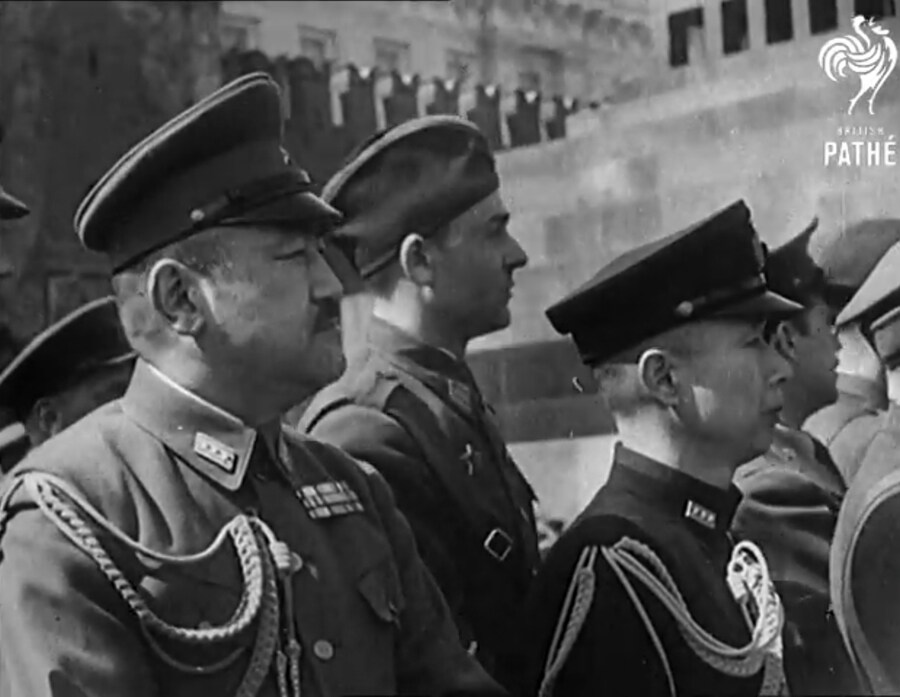 1945년 독소전쟁승전기념식에 참가한 구 일본군 국방무관_1.jpg