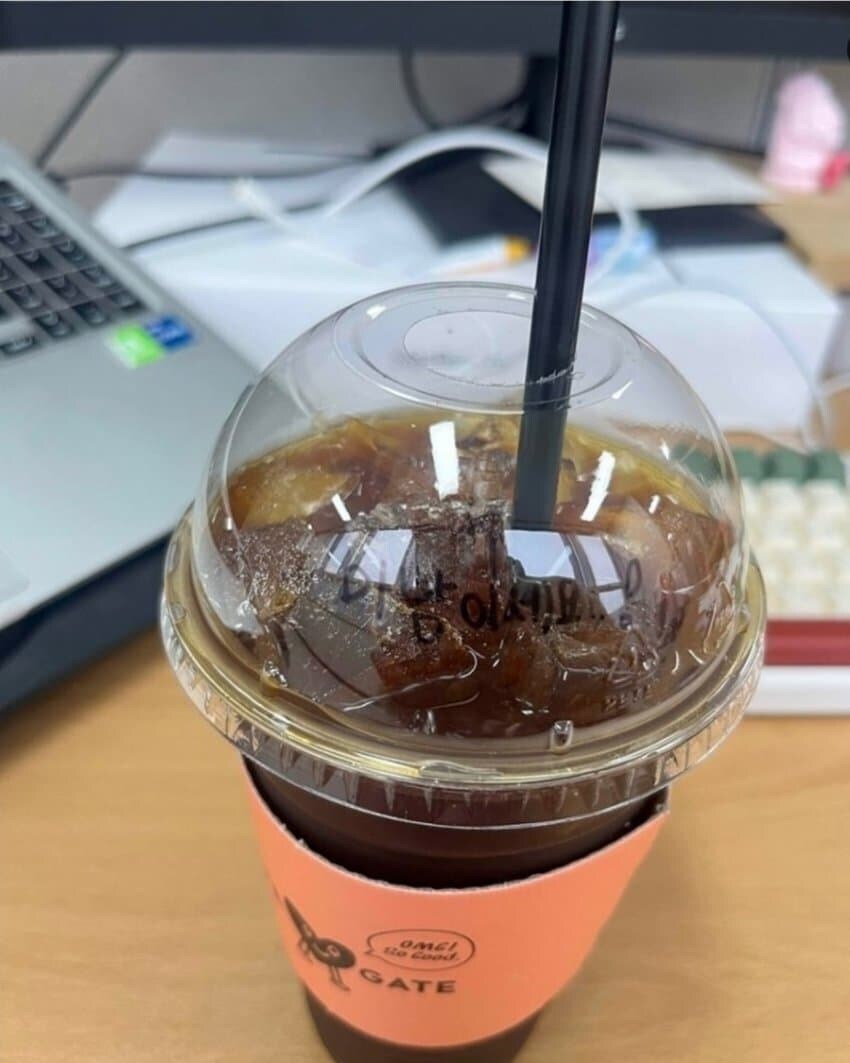 카페 알바가 컵뚜껑에다 메모해주는데_2.jpg