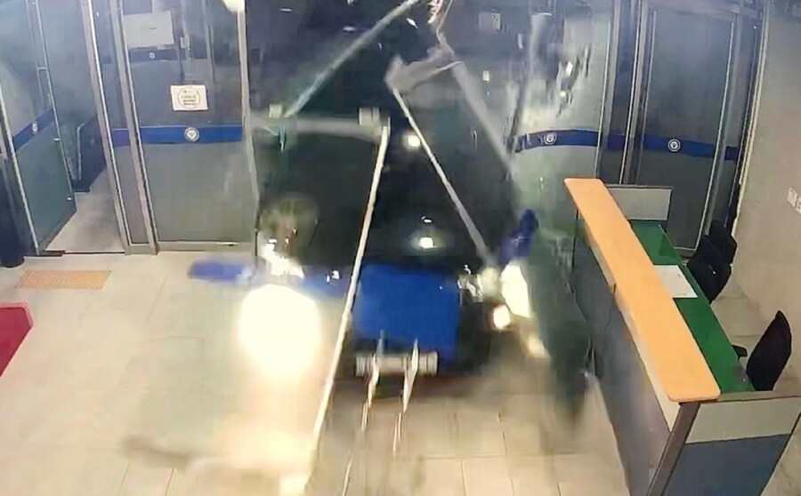 경찰서에 돌진한 SUV_1.jpg