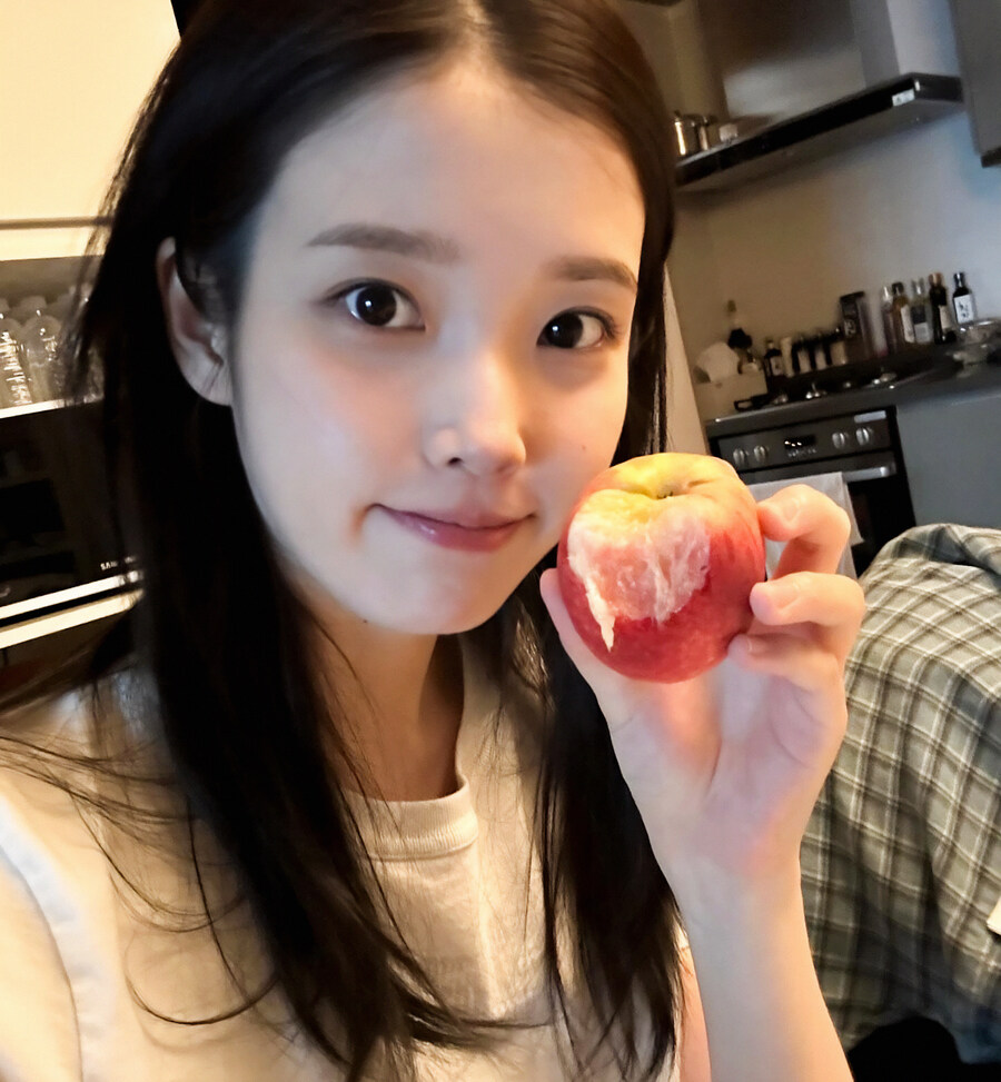 2025.06.26 아이유 인스타그램 사진 보정_3.jpg