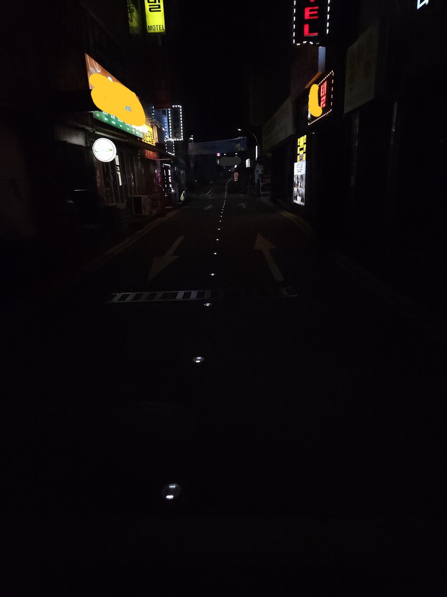 바닥에 조명겁나 박아놨네_1.jpg
