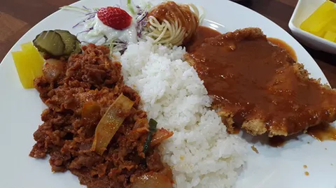 돈까스 vs 제육볶음 논쟁.jpg_1.webp