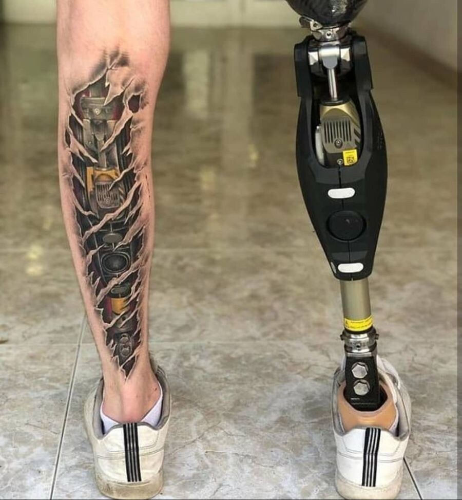 ???: 새로 장착한 다리 한 쌍 포장 뜯는 중_1.jpg