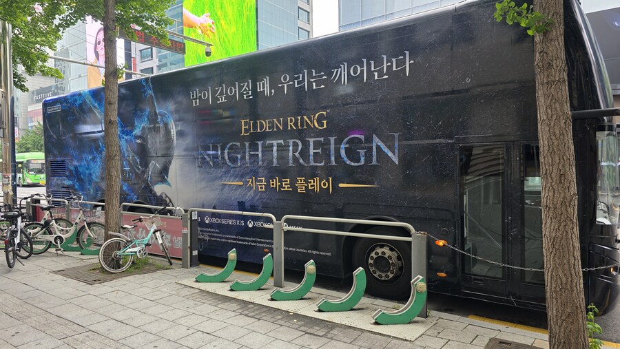 서울 홍대에 나타난 엘든링 버스_2.jpg