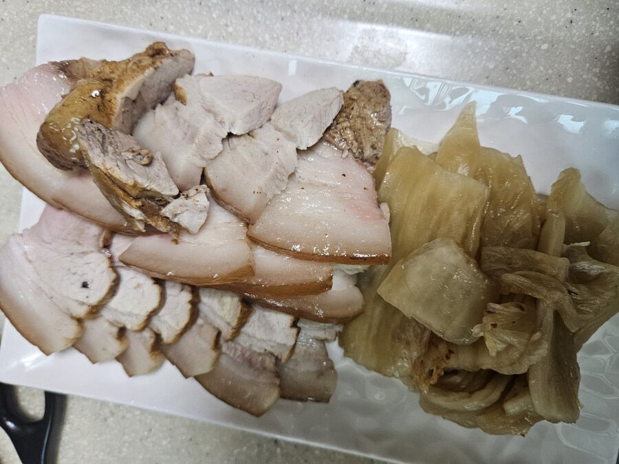 얘들아 너희 내가 만든 묵은지 수육 먹으라면 먹어?_1.jpg