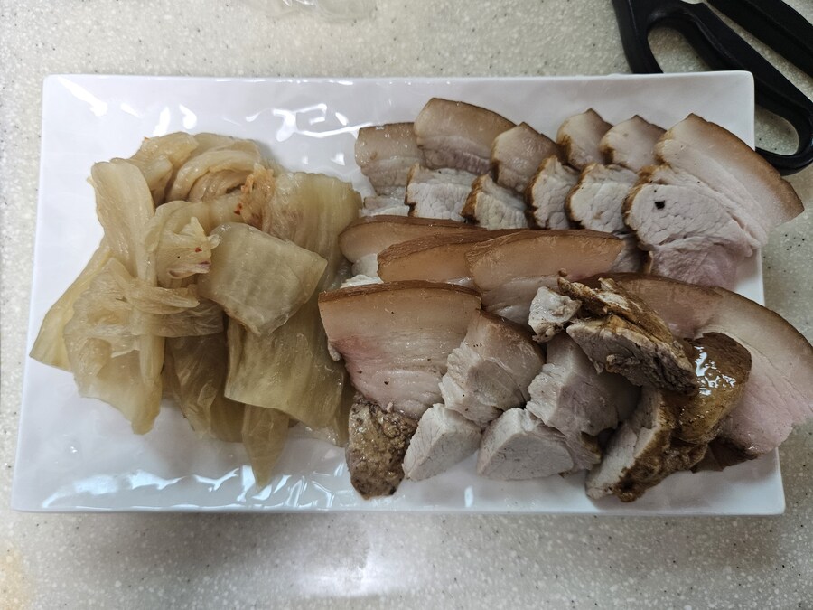 얘들아 너희 내가 만든 묵은지 수육 먹으라면 먹어?_2.jpg