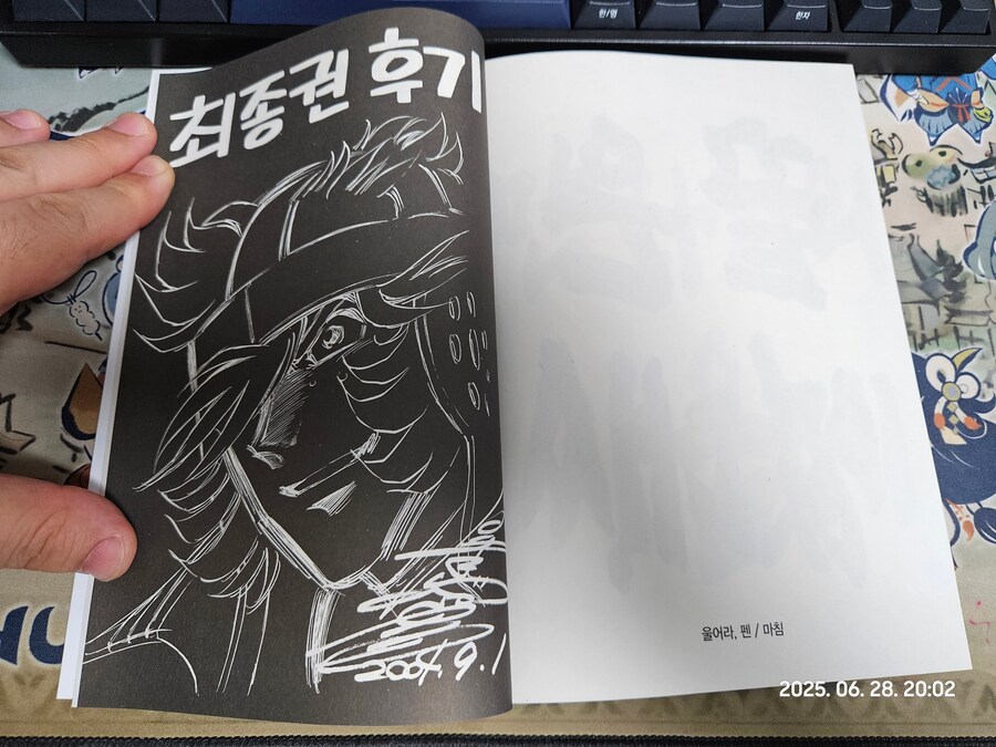 매달 만화책 이만큼 사니까 이제 공간이 빡셈_3.png