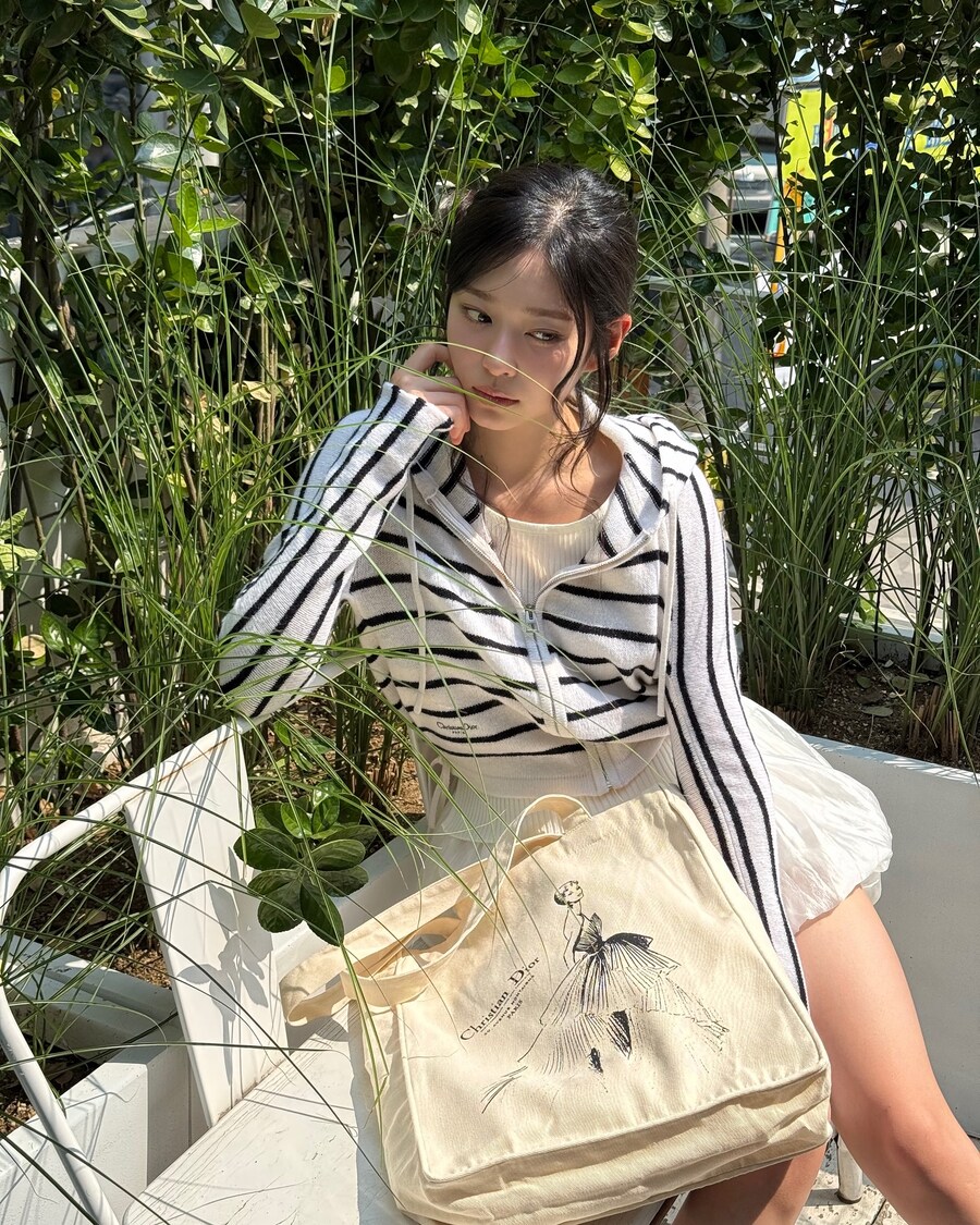 김민주, 디올 아이템으로 완성한 도시적인 일상 패션 공개_1.jpg