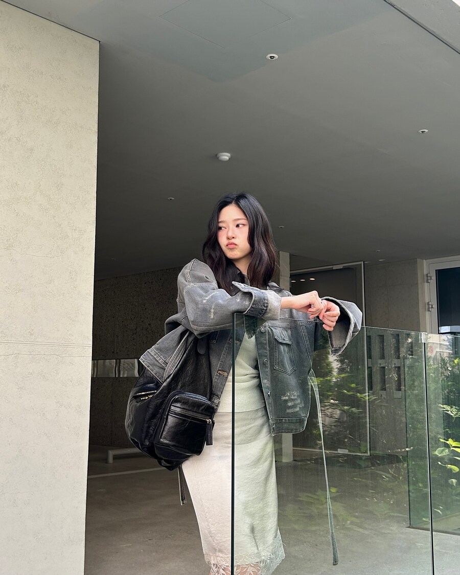 김민주, 디올 아이템으로 완성한 도시적인 일상 패션 공개_5.jpg