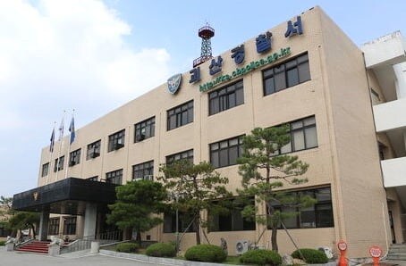 손도끼 들고 고등학교 찾아간 20대남성 입건.."학생들이 내욕한거 같아서"_1.png