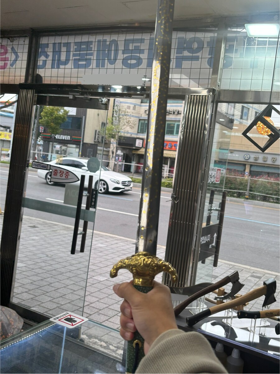 케이팝) 루미 무기인 진짜 사인검 휘둘러봄...jpg_5.jpg