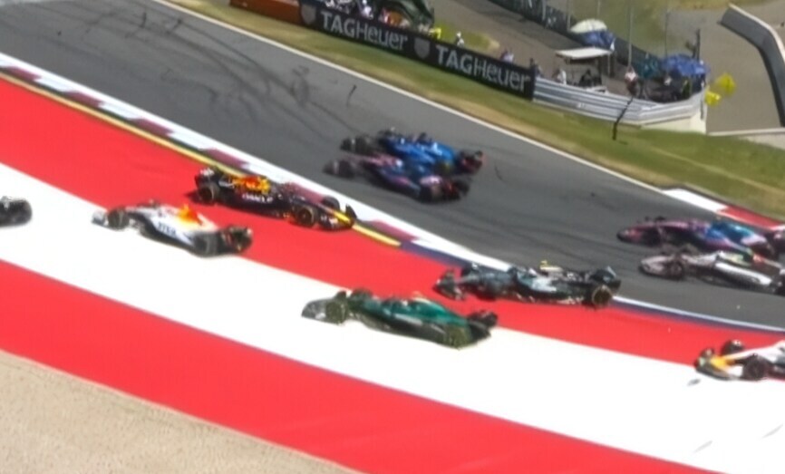 F1) 1랩만에 레드불 초 비상_1.jpg