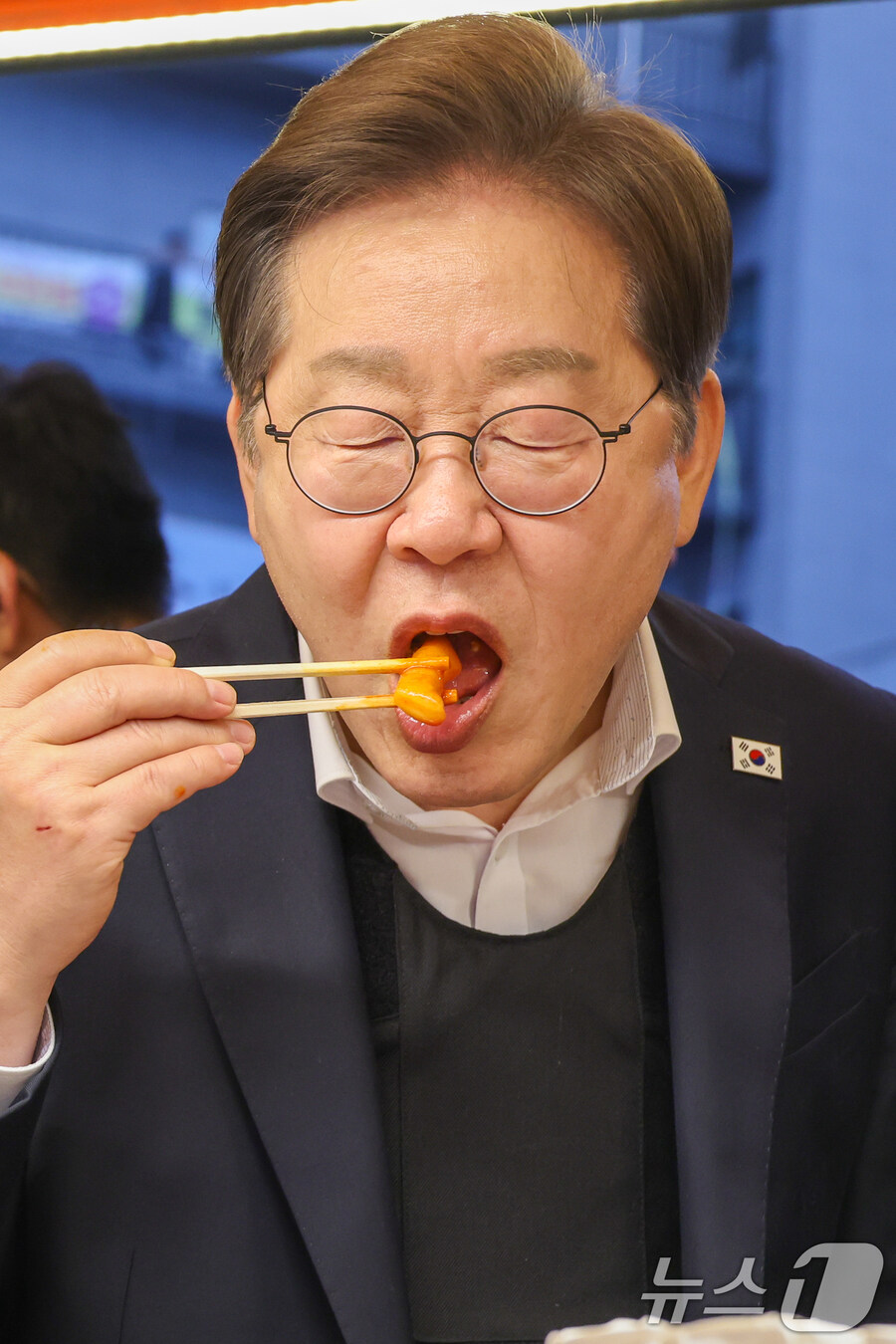 떡갈비 뜯어먹는 이재명_5.jpg