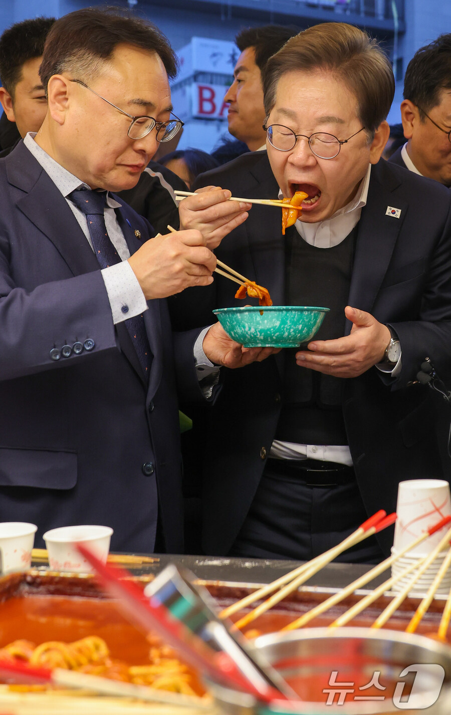 떡갈비 뜯어먹는 이재명_6.jpg