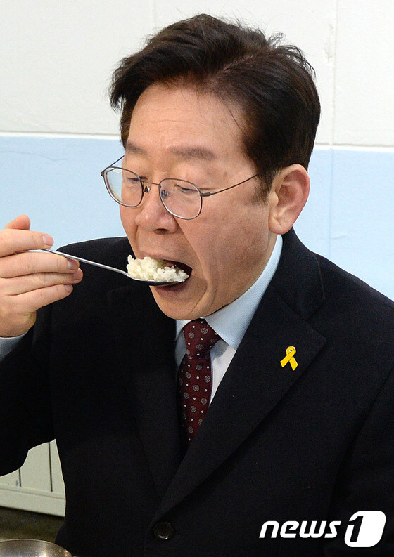 떡갈비 뜯어먹는 이재명_8.jpg