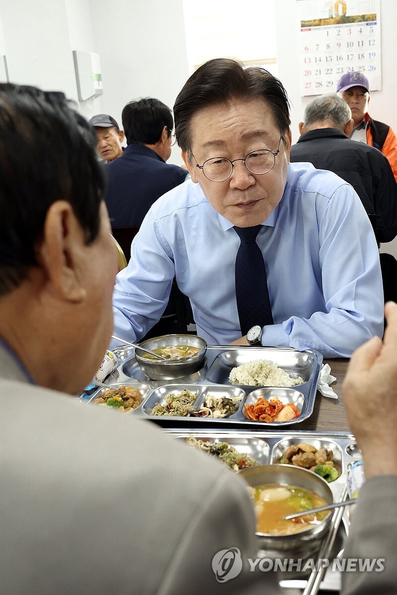 떡갈비 뜯어먹는 이재명_9.jpg