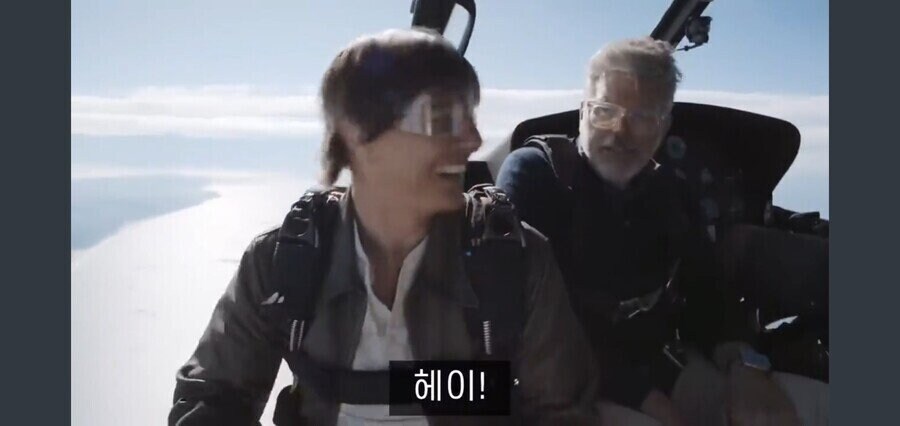탑건매버릭 흥행에 감사인사 하는 탐크루즈_7.jpg