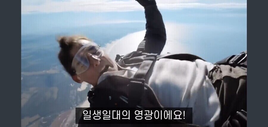 탑건매버릭 흥행에 감사인사 하는 탐크루즈_26.jpg