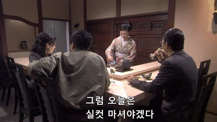 자기가 쓴 내용이 드디어 책으로 나오는 유부녀 기자의 최후_19.jpg
