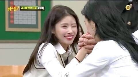 팔씨름 이기려고 미인계 쓰는 아이돌.jpg_1.jpg