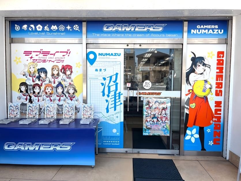 러브라이브! 15주년 러브카 연출&Aqours 10주년 게이머즈 누마즈점 리뉴얼_3.jpg