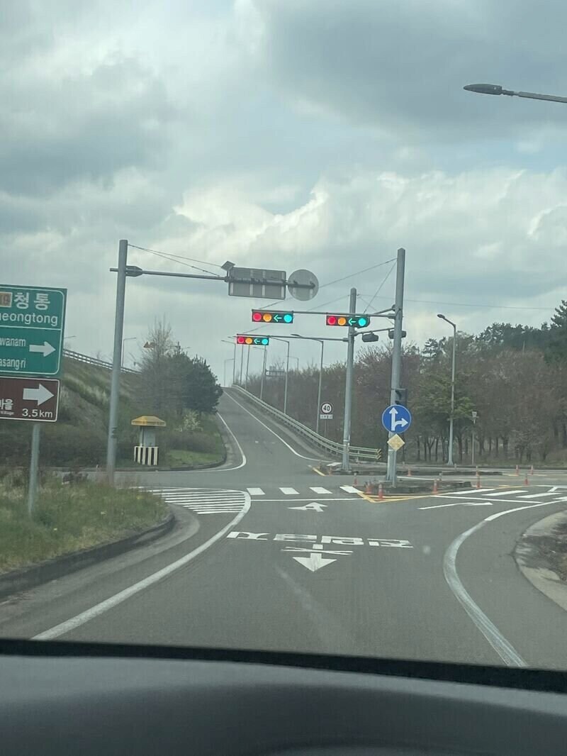 의외로 보면 당황한다는 신호등.jpg_1.jpg