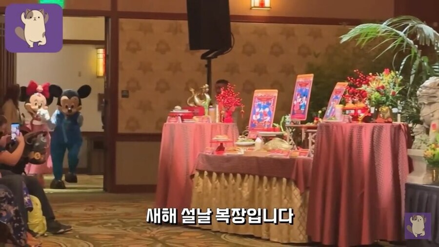 중국이 빼액하던말던 이젠 신경도 안쓰던 올초 디즈니랜드의 설날행사_8.jpg