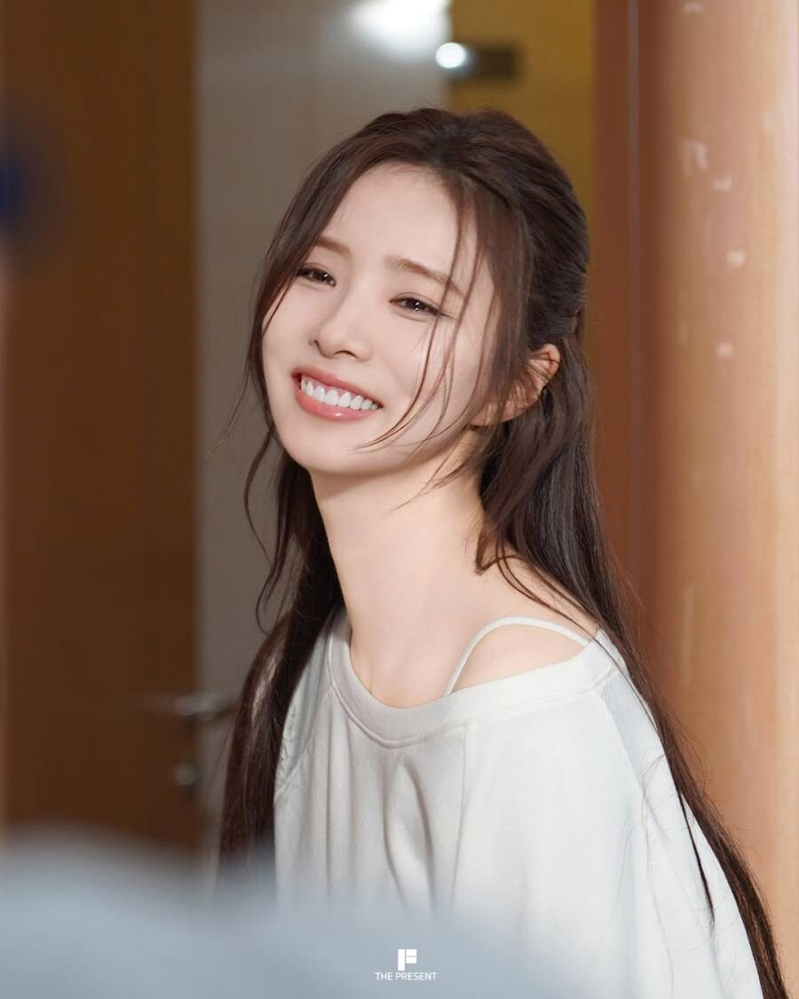 신세경, 비하인드컷도 화보처럼…눈부신 미모_8.jpg