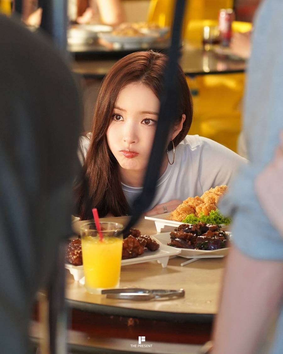 신세경, 비하인드컷도 화보처럼…눈부신 미모_13.jpg